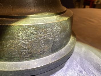 Een Japanse bronzen en koperen figuur van Kanzeon Bosatsu met inscriptie, Edo
