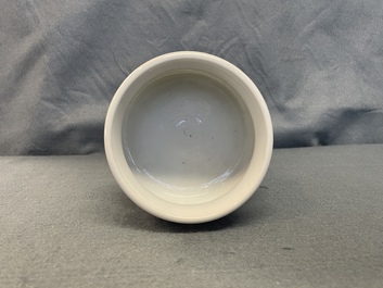 Un br&ucirc;le-parfum en porcelaine de Chine en bleu et blanc, Kangxi