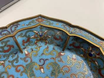 Een paar Chinese bloemvormige cloisonn&eacute; schotels, Qianlong