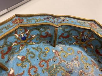Een paar Chinese bloemvormige cloisonn&eacute; schotels, Qianlong