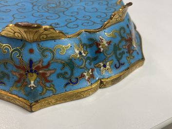 Een paar Chinese bloemvormige cloisonn&eacute; schotels, Qianlong