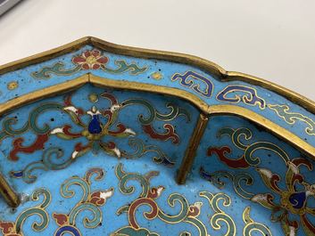 Een paar Chinese bloemvormige cloisonn&eacute; schotels, Qianlong
