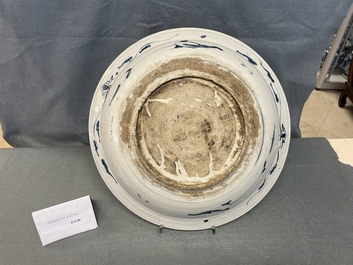 Un plat en porcelaine de Chine en bleu et blanc dite 'de Swatow' &agrave; d&eacute;cor de cerfs, Ming