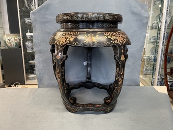 Un socle en bois peint et laqu&eacute;, Chine, 19&egrave;me