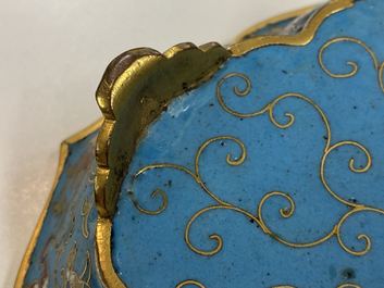 Een paar Chinese bloemvormige cloisonn&eacute; schotels, Qianlong
