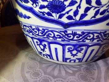 Un pot en porcelaine de Chine en bleu et blanc &agrave; d&eacute;cor de dragons, Jiajing