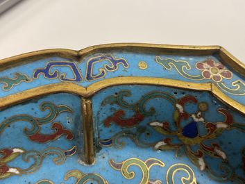 Een paar Chinese bloemvormige cloisonn&eacute; schotels, Qianlong