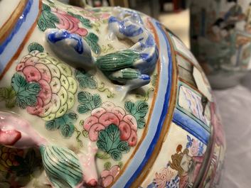 Une paire de vases en porcelaine de Chine famille rose, 19&egrave;me