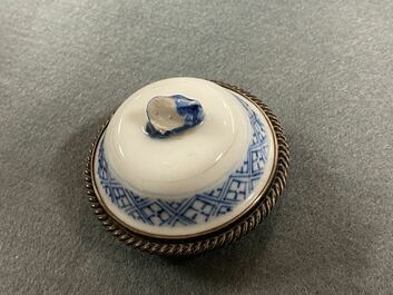 Deux verseuses couvertes et deux vases en porcelaine de Chine en bleu et blanc, Kangxi
