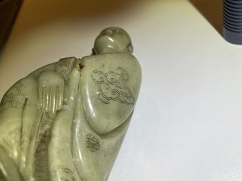 A Chinese Shoushan soapstone figure of a seated man, 18/19th C.