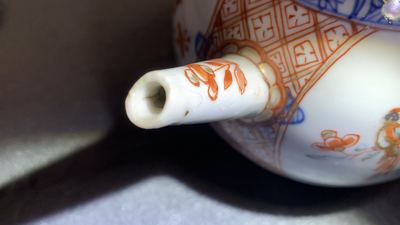 Une paire de tasses et soucoupes, une th&eacute;i&egrave;re d&eacute;cor&eacute;e aux Pays-Bas et une bo&icirc;te &agrave; th&eacute; en porcelaine de Chine, Kangxi/Qianlong