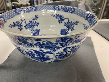 Een grote Chinese blauw-witte kom met florale vakverdeling, Kangxi