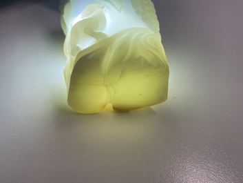 Un pot &agrave; pinceaux et une figure de Guanyin en jade sculpt&eacute;, Chine, Qing