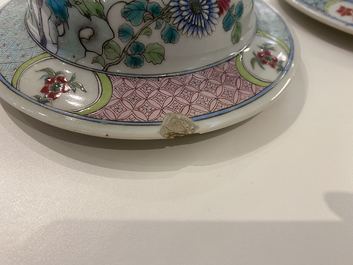 Une paire de vases couverts en porcelaine de Chine famille rose, marque de Qianlong, 19&egrave;me