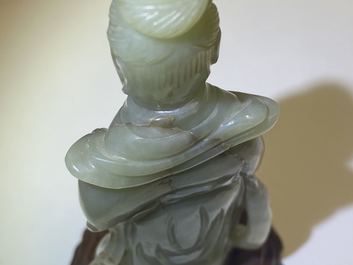 Un pot &agrave; pinceaux et une figure de Guanyin en jade sculpt&eacute;, Chine, Qing
