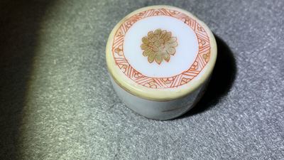 Une paire de tasses et soucoupes, une th&eacute;i&egrave;re d&eacute;cor&eacute;e aux Pays-Bas et une bo&icirc;te &agrave; th&eacute; en porcelaine de Chine, Kangxi/Qianlong