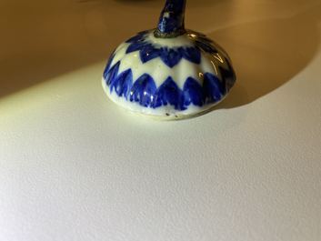 Une paire de jarres et une th&eacute;i&egrave;re couverte en porcelaine de Chine en bleu et blanc, Kangxi