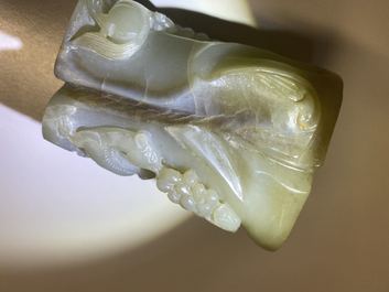Un pot &agrave; pinceaux et une figure de Guanyin en jade sculpt&eacute;, Chine, Qing