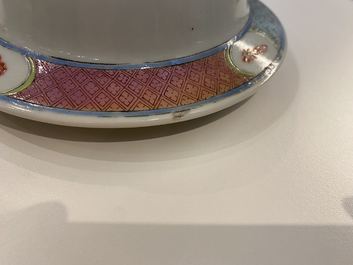 Une paire de vases couverts en porcelaine de Chine famille rose, marque de Qianlong, 19&egrave;me