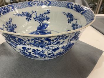Een grote Chinese blauw-witte kom met florale vakverdeling, Kangxi