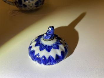 Une paire de jarres et une th&eacute;i&egrave;re couverte en porcelaine de Chine en bleu et blanc, Kangxi