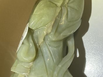 Un pot &agrave; pinceaux et une figure de Guanyin en jade sculpt&eacute;, Chine, Qing