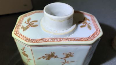 Une paire de tasses et soucoupes, une th&eacute;i&egrave;re d&eacute;cor&eacute;e aux Pays-Bas et une bo&icirc;te &agrave; th&eacute; en porcelaine de Chine, Kangxi/Qianlong