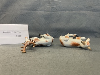 Deux mod&egrave;les de cerfs en porcelaine, probablement Chelsea, Angleterre, 18&egrave;me