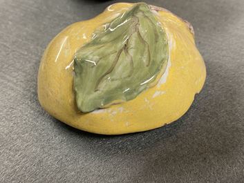 Une petite terrine couverte en forme de pomme en fa&iuml;ence polychrome, France, 18&egrave;me