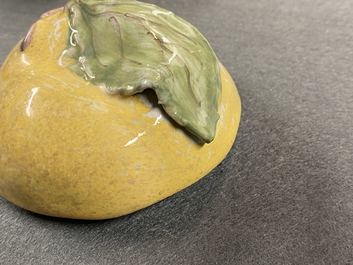 Une petite terrine couverte en forme de pomme en fa&iuml;ence polychrome, France, 18&egrave;me
