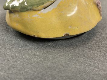 Une petite terrine couverte en forme de pomme en fa&iuml;ence polychrome, France, 18&egrave;me