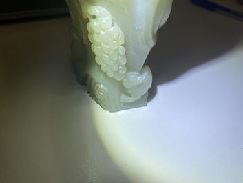 Un pot &agrave; pinceaux et une figure de Guanyin en jade sculpt&eacute;, Chine, Qing