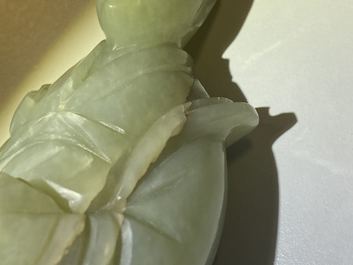 Un pot &agrave; pinceaux et une figure de Guanyin en jade sculpt&eacute;, Chine, Qing