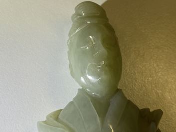 Un pot &agrave; pinceaux et une figure de Guanyin en jade sculpt&eacute;, Chine, Qing