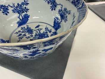 Een grote Chinese blauw-witte kom met florale vakverdeling, Kangxi