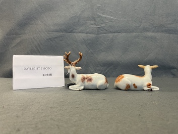 Deux mod&egrave;les de cerfs en porcelaine, probablement Chelsea, Angleterre, 18&egrave;me