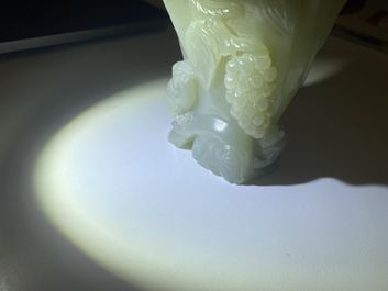 Un pot &agrave; pinceaux et une figure de Guanyin en jade sculpt&eacute;, Chine, Qing