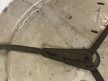 Un grand plat armori&eacute; en majolique italienne, atelier de Francesco Grue, Castelli, 17&egrave;me