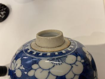 Une paire de jarres et une th&eacute;i&egrave;re couverte en porcelaine de Chine en bleu et blanc, Kangxi