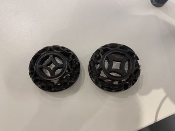 Une paire de jarres et une th&eacute;i&egrave;re couverte en porcelaine de Chine en bleu et blanc, Kangxi