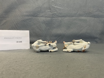 Deux mod&egrave;les de cerfs en porcelaine, probablement Chelsea, Angleterre, 18&egrave;me