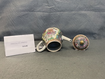 Une th&eacute;i&egrave;re couverte en porcelaine de Chine famille rose, Yongzheng