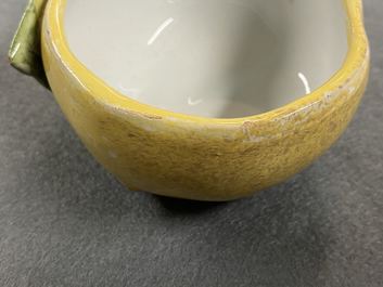Une petite terrine couverte en forme de pomme en fa&iuml;ence polychrome, France, 18&egrave;me