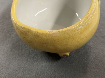 Une petite terrine couverte en forme de pomme en fa&iuml;ence polychrome, France, 18&egrave;me