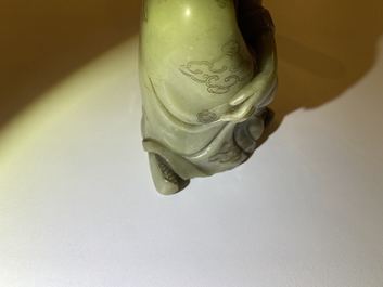 A Chinese Shoushan soapstone figure of a seated man, 18/19th C.