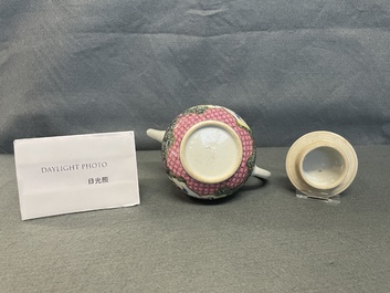 Une th&eacute;i&egrave;re couverte en porcelaine de Chine famille rose, Yongzheng