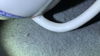 Une paire de tasses et soucoupes, une th&eacute;i&egrave;re d&eacute;cor&eacute;e aux Pays-Bas et une bo&icirc;te &agrave; th&eacute; en porcelaine de Chine, Kangxi/Qianlong