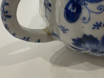 Une paire de jarres et une th&eacute;i&egrave;re couverte en porcelaine de Chine en bleu et blanc, Kangxi