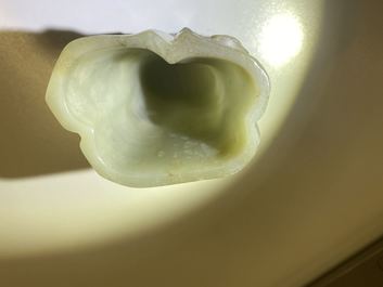 Un pot &agrave; pinceaux et une figure de Guanyin en jade sculpt&eacute;, Chine, Qing