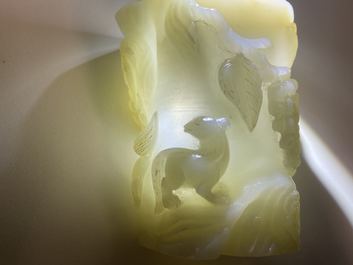 Un pot &agrave; pinceaux et une figure de Guanyin en jade sculpt&eacute;, Chine, Qing